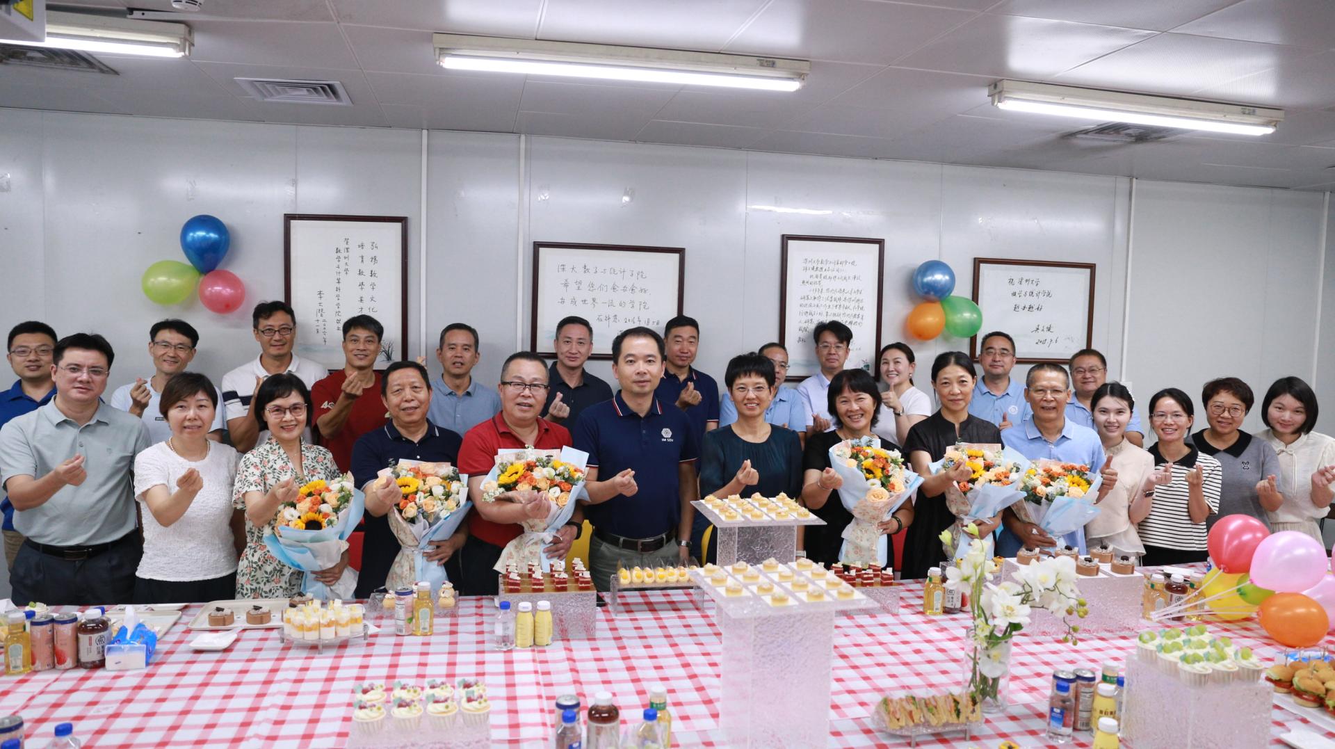 51吃瓜
举行2024年退休教师荣休仪式暨教师节茶话会